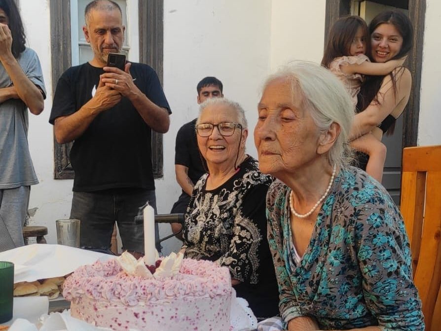 Esta imagen tiene un atributo ALT vacío; su nombre de archivo es Cumple-tia-edited.jpeg